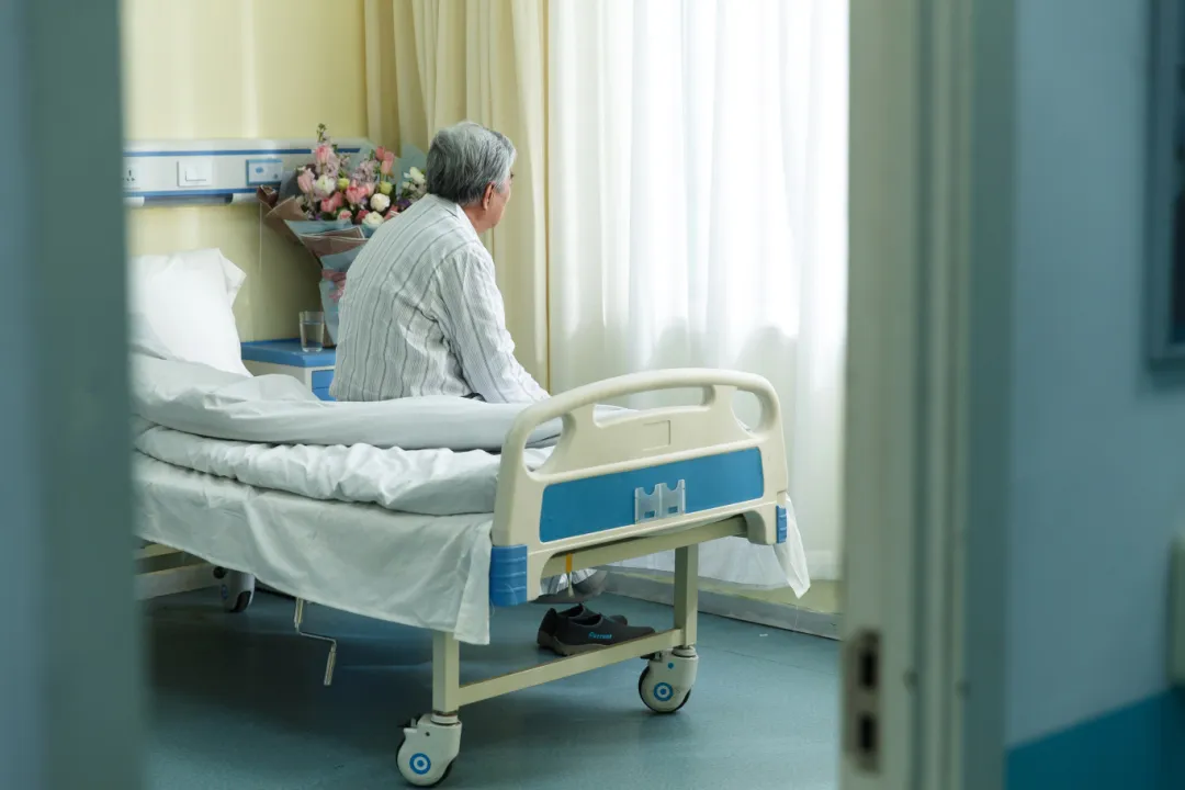 一場車禍，男子四年流淚不止，沒想到因為羊膜關(guān)上了＂淚閘＂